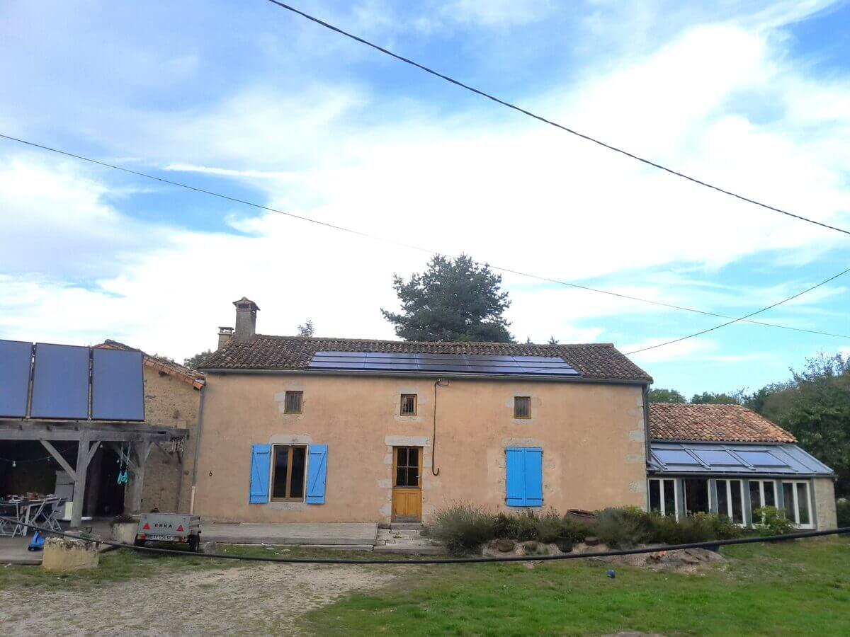 Panneaux solaires thermiques installés dans une maison d'habitation sur la commune de Ménigoute par l'EIRL Bélégou.